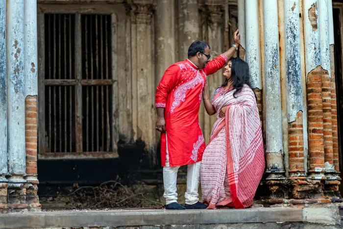 Romantic Outdoor Walk by Twin Lens wedding photographer in Kolkata