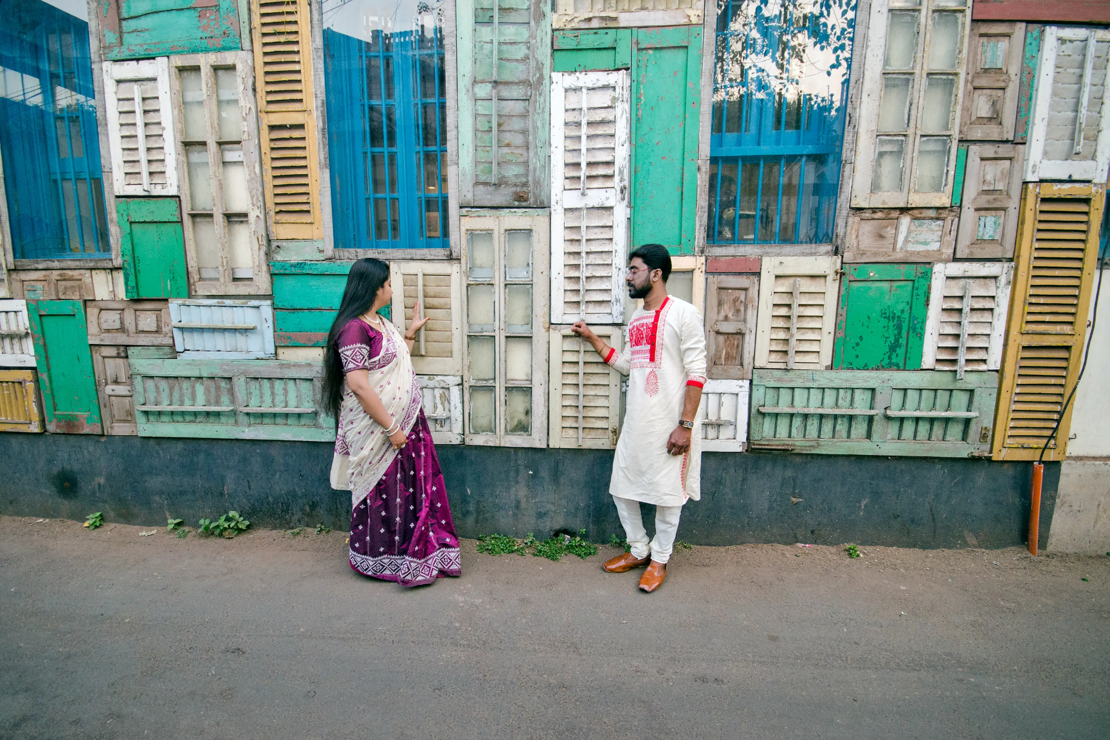 Pre-wedding couple beside a colourful heritage house in Kolkata
