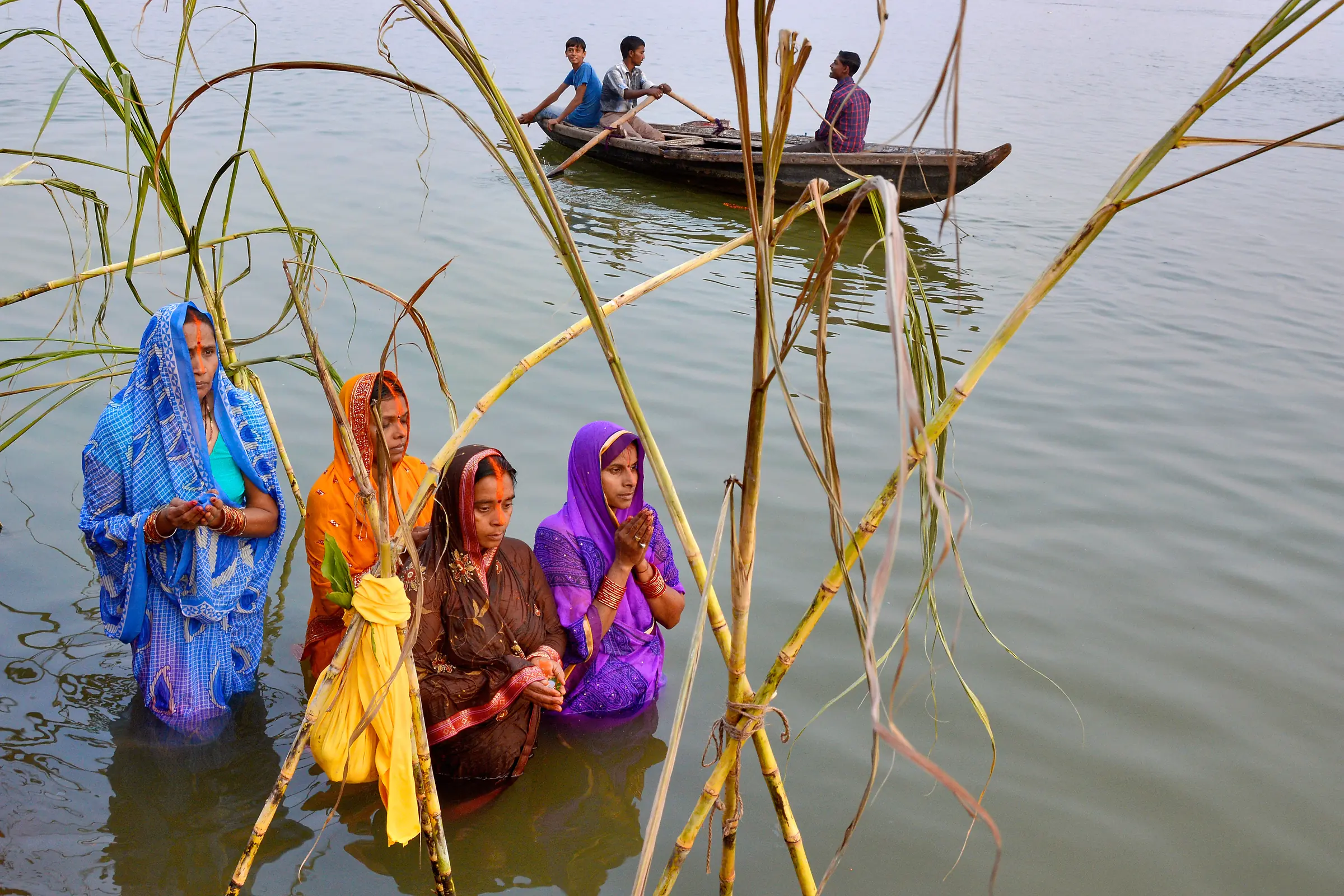 Chhath Puja Women River Ritual Photography by Twin Lens Kolkata