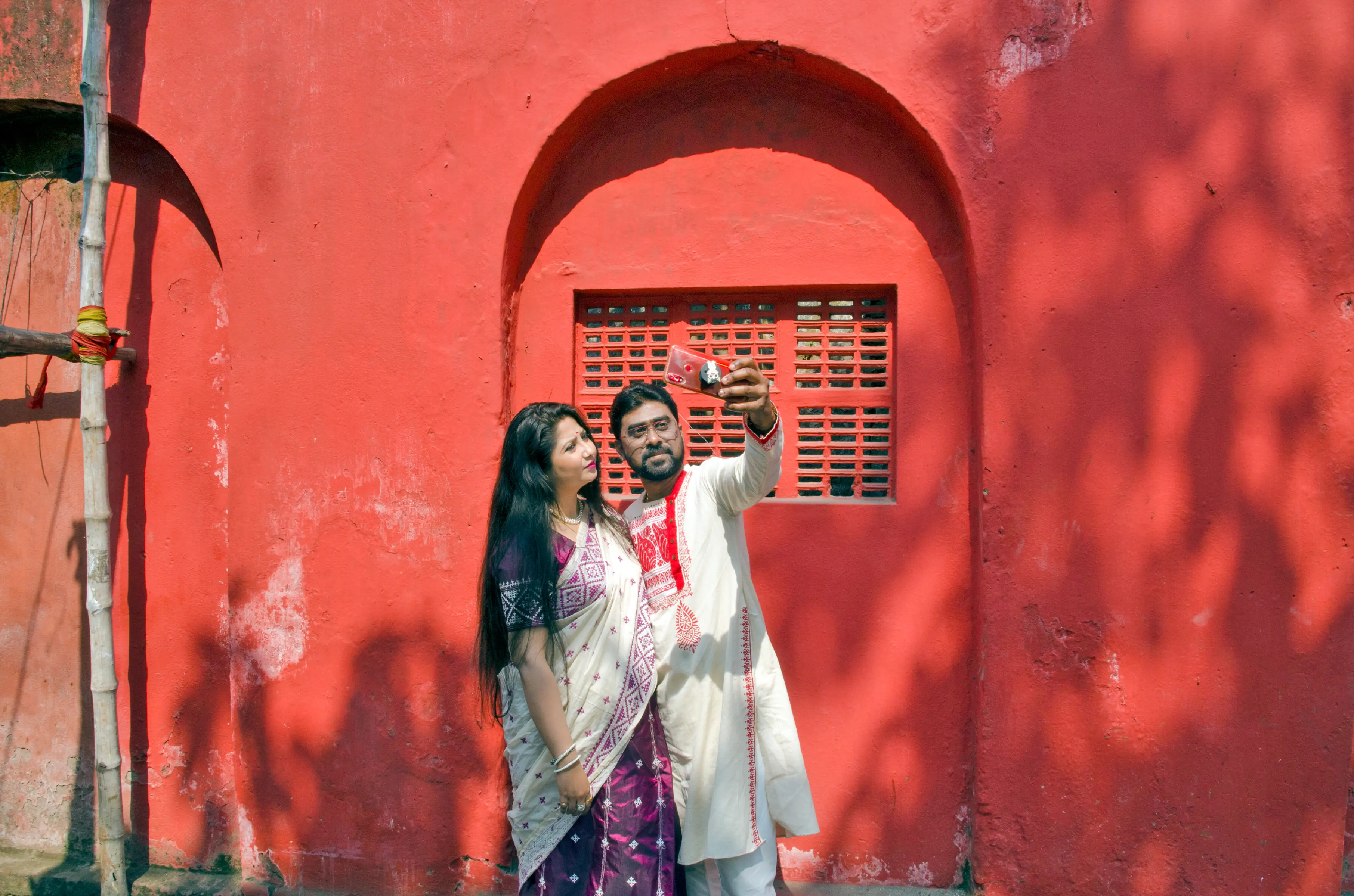 Red Heritage Wall Pre Wedding Couple by Twin Lens Kolkata